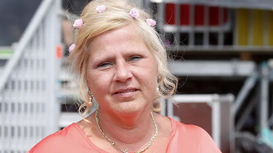 Silvia Wollny ist Reality-Expertin Silvia Wollny steht vor ihrem Haus und lacht in die Kamera