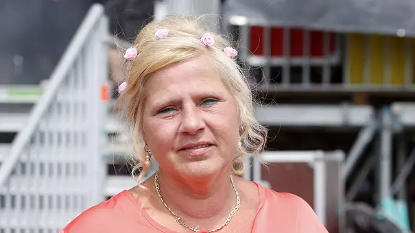 Silvia Wollny farbenfroh und schmunzelnd vor der Kamera. - Foto: Imago/biky