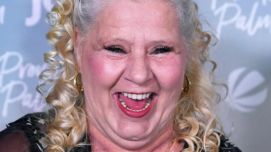Silvia Wollny lacht herzhaft. Sie trägt Locken und eine Brille auf dem Kopf.