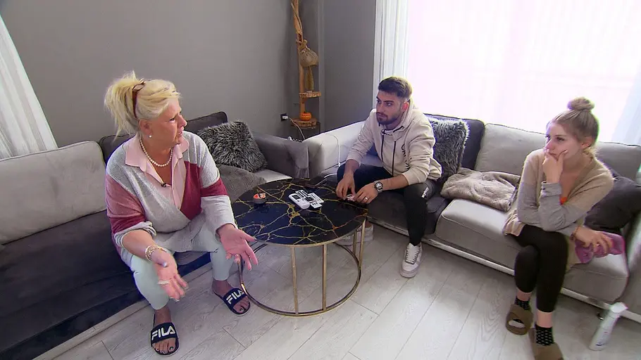 Silvia Wollny streitet auf einem Ecksofa mit Servet und Loredana. 