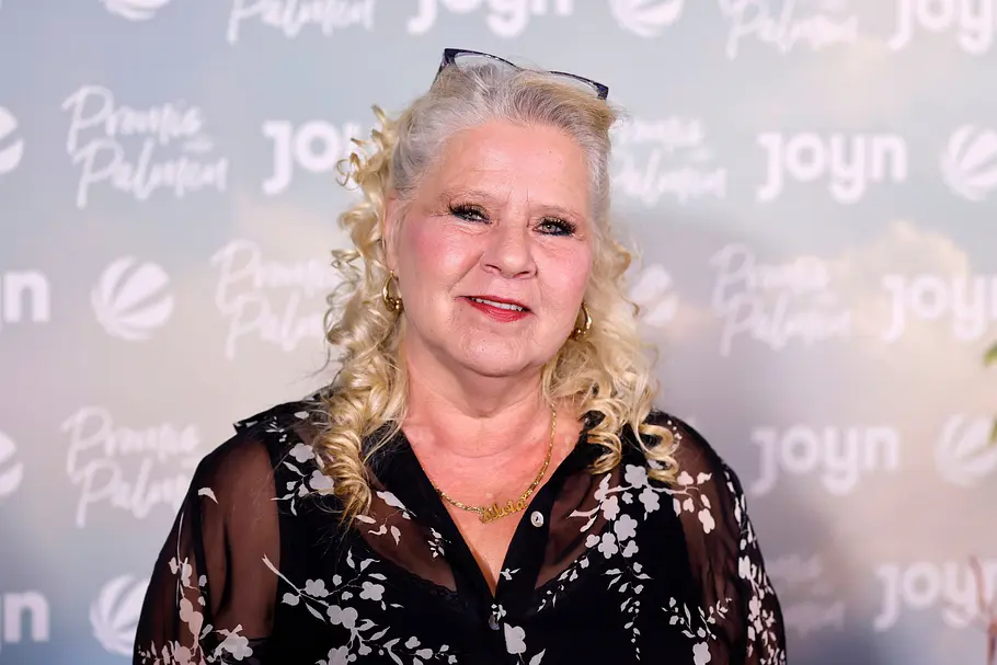 Silvia Wollny mit gelocktem Haar und der Brille auf dem Kopf.