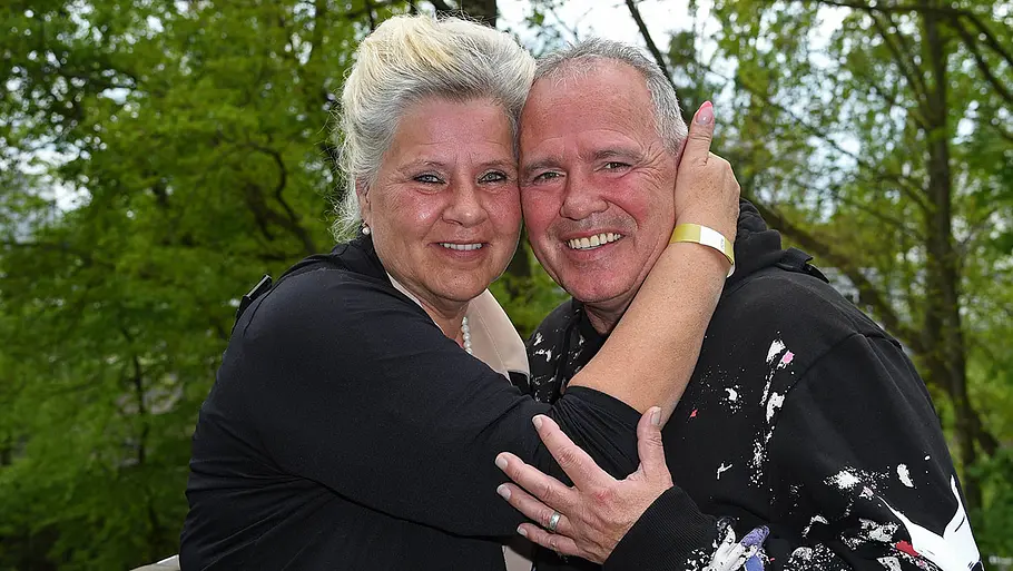 Silvia Wollny und Harald Elsenbast haben sich im Arm und lächeln.