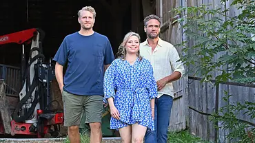 Alexander Koll, Caroline Frier und Oliver Franck laufen gemeinsam einen Hügel herunter. Sie sind die Schauspielkollegen von Simon Lucas - Foto: IMAGO / Sven Simon