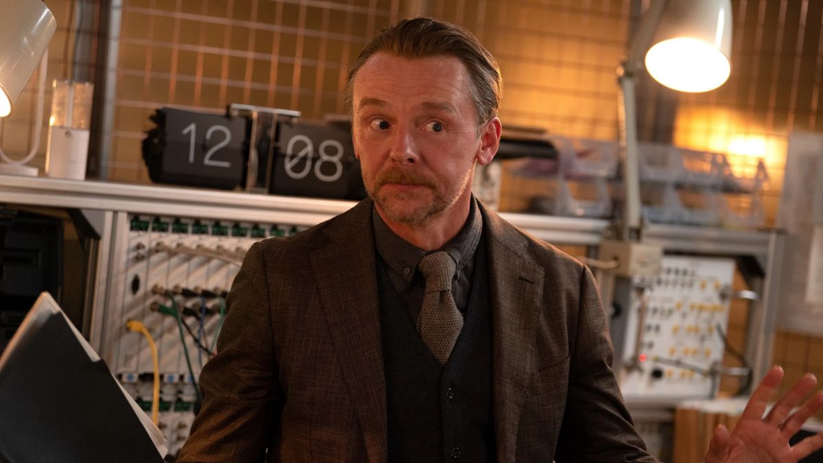 Simon Pegg ist als Benji seit „Mission: Impossible 3“ mit an Bord. Simon Pegg als Benji in „Mission: Impossible 8“. Er blickt erstaunt nach links, hinter ihm sind mehrere Gerätschaften, viele Kabel, eine Lampe und eine Uhr zu sehen.