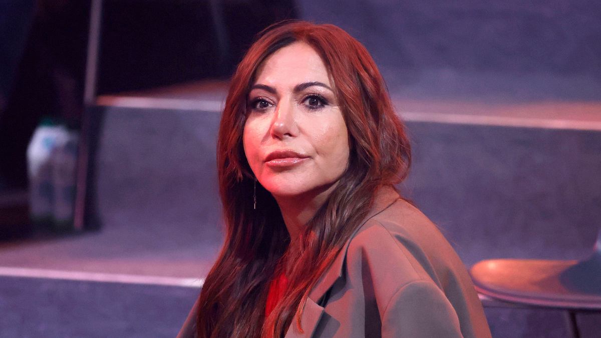 Simone Thomalla schaut ernst zur Seite