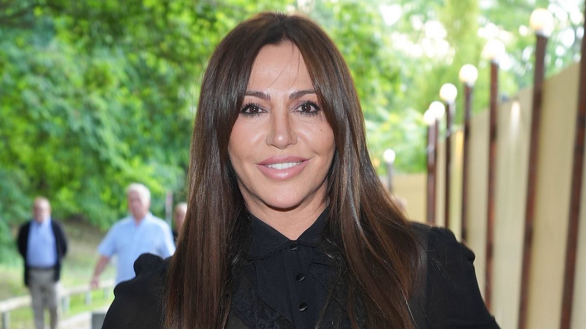 Simone Thomalla warnt Fans Simone Thomalla posiert in schwarzem Kleid in einem Park. Aktuell sorgt sie mit einem dringenden Appell für Aufsehen.