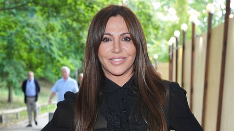 Simone Thomalla posiert in schwarzem Kleid in einem Park. Aktuell sorgt sie mit einem dringenden Appell für Aufsehen. - Foto:  IMAGO / BREUEL-BILD