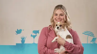 Sina bei „First Dates Hotel“ - sie lächlelt in die kamera - Foto: RTL Sina bei „First Dates Hotel“ - sie lächlelt in die kamera - Foto: RTL