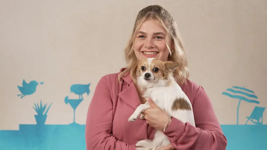Sina bei „First Dates Hotel“ Sina bei „First Dates Hotel“ - sie lächlelt in die kamera