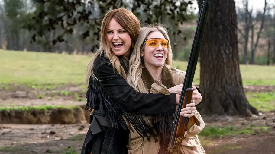 Margo umarmt Sophie bei der Jagd.