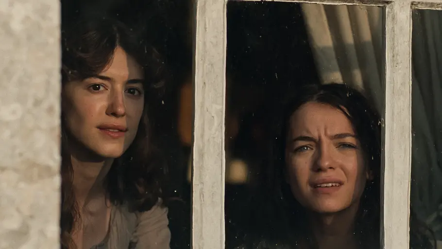 „Sinn und Sinnlichkeit“ Daisy Edgar-Jones als Elinor Dashwood und Esmé Creed-Miles als Marianne Dashwood in „Sinn und Sinnlichkeit“.