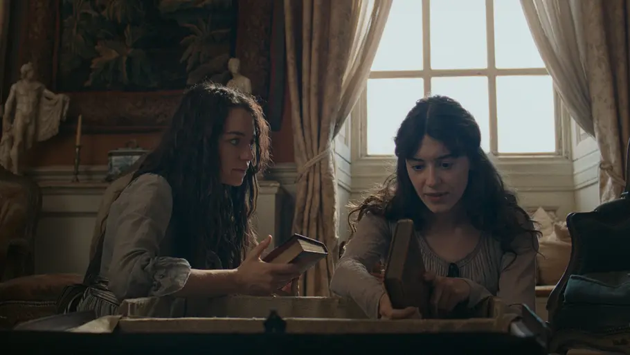 Esmé Creed-Miles als Marianne Dashwood und Daisy Edgar-Jones als Elinor Dashwood in „Sinn und Sinnlichkeit“.