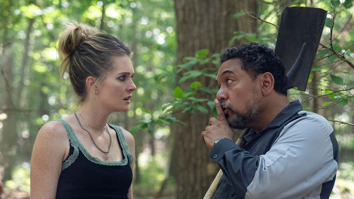 „Sirens“-Logikfehler verändert Serien-Ende Devon schaut Jose fragend an. Dieser hält mit der rechten Hand eine Schaufel und hält den Zeigefinger der linken Hand vor seine Lippen.