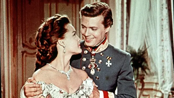 Romy Schneider und Karlheinz Böhm als junge Sissi und Franz lächeln sich an - Foto: TMDB