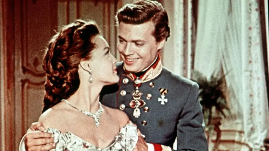 Romy Schneider und Karlheinz Böhm als junge Sissi und Franz lächeln sich an