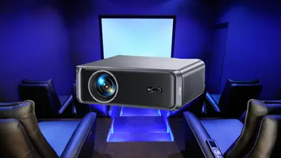 Smart Beamer 4K vor einem Hintergrundbild eines Heimkinos mit Kinostühlen. - Foto: TV Movie / PR