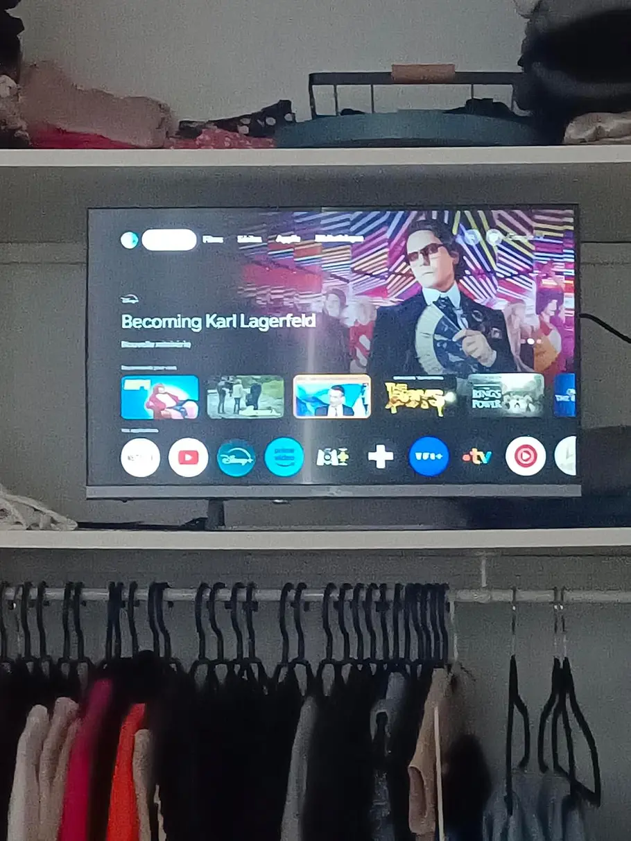 angeschalteter Smart TV steht in einem Kleiderschrank