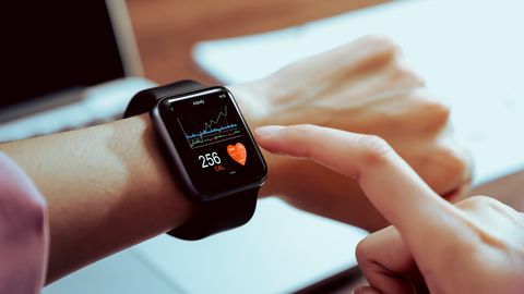 Eine Smartwatch ist an einem Handgelenk befestigt und zeigt ein EKG an.  - Foto: TVM/PR
