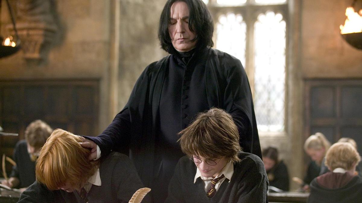 Snapes Unterrichtsmethoden sind wohl nur in der Zaubererwelt zulässig. Severus Snape steht hinter Ron und Harry und drückt ihre Köpfe leicht nach vorne.