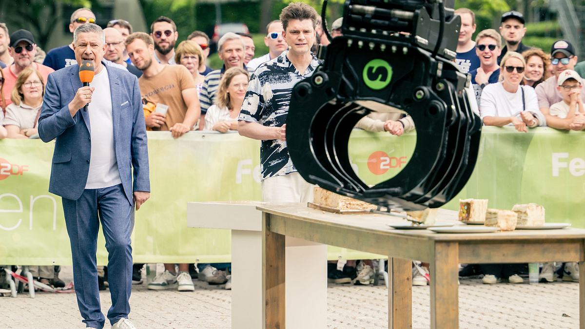 So sah der „ZDF-Fernsehgarten“ ohne Kiwi aus. Joachim Llambi und Lutz van der Horst stehen hinter einem Kran.