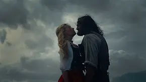 Heathcliff zieht Cathy an ihrer Hüfte zu sich ran.  - Foto: Warner Bros.