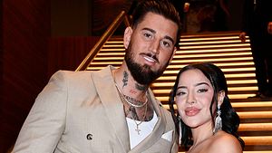 Leyla Lahouar und Mike Heiter Arm in Arm vor einer Treppe. Beide lächeln.  - Foto: IMAGO / Future Image