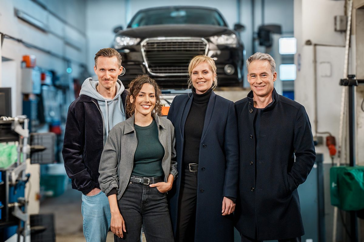 SOKO Leipzig - Drehstart: v.l.: Moritz Brenner (Johannes Hendrik Langer), Kim Nowak (Amy Mußul), Ina Zimmermann (Melanie Marschke), Jan Maybach (Marco Girnth). SOKO Leipzig - Drehstart: v.l.: Moritz Brenner (Johannes Hendrik Langer), Kim Nowak (Amy Mußul), Ina Zimmermann (Melanie Marschke), Jan Maybach (Marco Girnth).