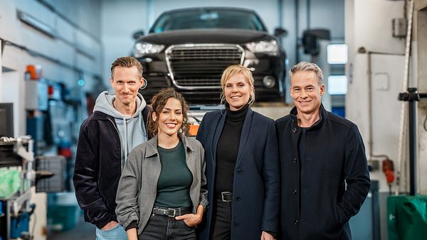 SOKO Leipzig - Drehstart: v.l.: Moritz Brenner (Johannes Hendrik Langer), Kim Nowak (Amy Mußul), Ina Zimmermann (Melanie Marschke), Jan Maybach (Marco Girnth). - Foto: ZDF / Uwe Frauendorf