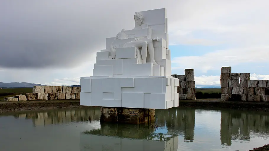 Man sieht eine weiße Statue im Teatro del Silenzio