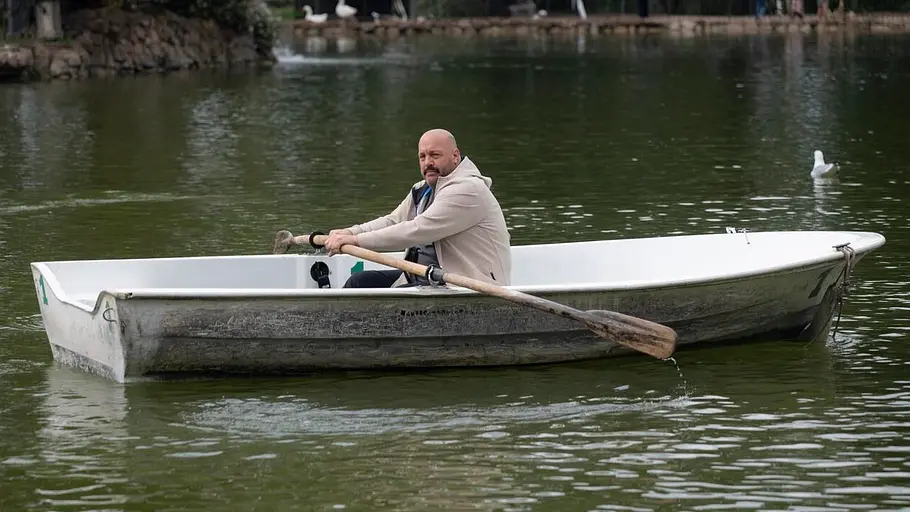 Kevin James sitzt allein in einem Ruderboot. 