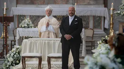 Kevin James steht im Smoking vor einem Priester. - Foto: Constantin Film Distribution GmbH