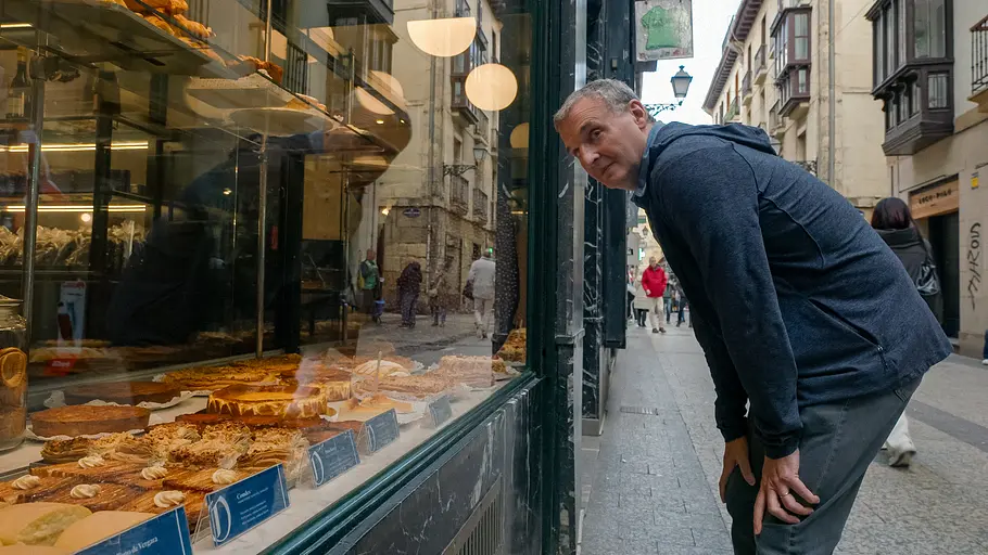 Phil Rosenthal in „Somebody Feed Phil“. Phil Rosenthal steht in „Somebody Feed Phil“ vor einem Café.
