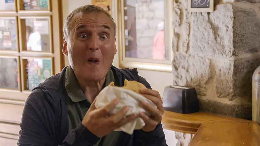 Phil Rosenthal in „Somebody Feed Phil“. Phil Rosenthal isst in „Somebody Feed Phil“.