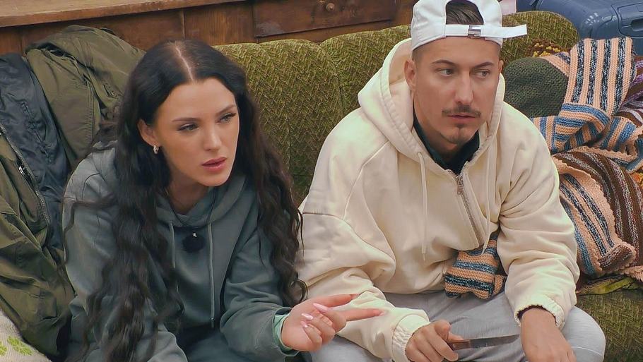 Fans rechnen nach Sommerhaus mit Marvin Kleinen ab Sommerhaus 2025: Marvin Kleinen sitzt neben Jennifer Degenhart