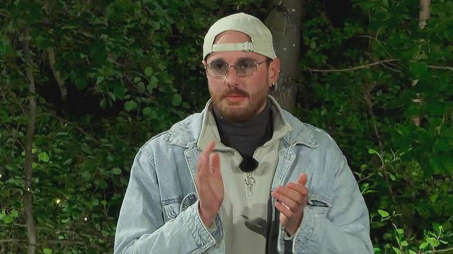 Dennis Lodi steht klatschend, er trägt eine Kappe rückwärts und eine Sonnenbrille
