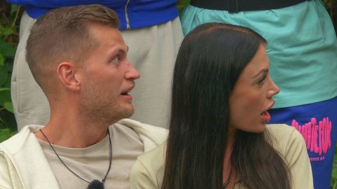Sommerhaus der Normalos-Richard & Vanessa schauen schockiert nach hinten - Foto: RTL