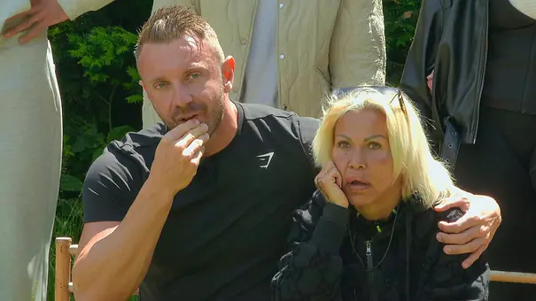 Ginger und Lukas sitzen draußen nebeneinander. Er legt den Arm um sie, sie stützt den Kopf auf eine Hand. - Foto: RTL Ginger und Lukas sitzen draußen nebeneinander. Er legt den Arm um sie, sie stützt den Kopf auf eine Hand. - Foto: RTL
