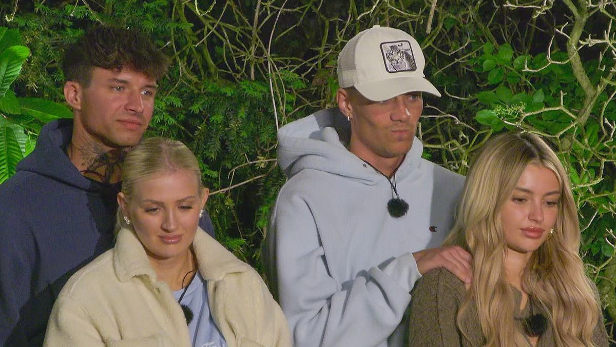 Micha, Edda, Ryan und Lina nach einem Spiel bei einer Punktbekanntgabe