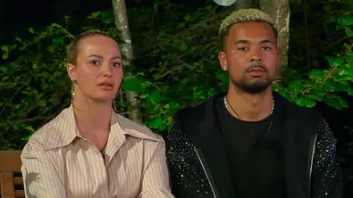 Anita Latifi in Folge 4 vom Sommerhaus der Stars. Sie trägt einen strengen Dutt und schaut neutral in die Kamera. - Foto: RTL Anita Latifi in Folge 4 vom Sommerhaus der Stars. Sie trägt einen strengen Dutt und schaut neutral in die Kamera. - Foto: RTL