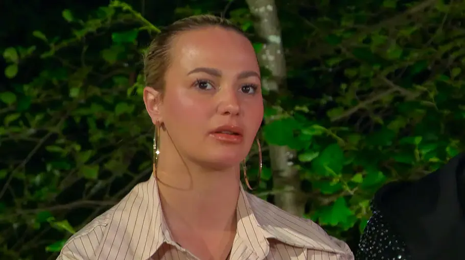 Sommerhaus der Stars Anita Latifi Anita Latifi in Folge 4 vom Sommerhaus der Stars. Sie trägt einen strengen Dutt und schaut neutral in die Kamera.