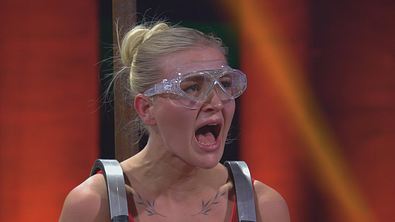 Bei der Challenge trägt Edda eine weiße Taucherbrille und schreit laut! - Foto: RTL