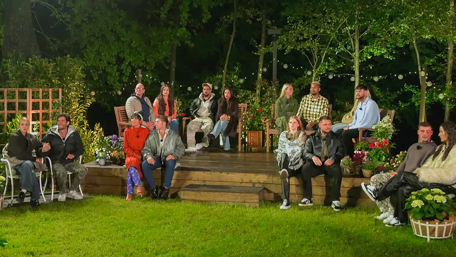 Sommerhaus Nominierung Die Sommerhaus-Paare sitzen im Garten bei der Nominerung