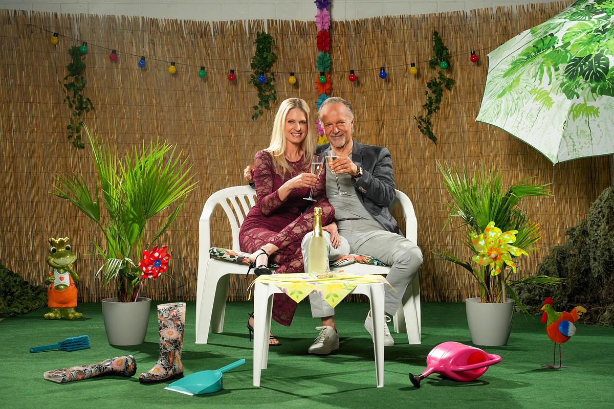 Jochen & Tina Horst beim Sommerhaus der Stars Jochen und Tina Horst beim Foto-Shooting auf einem Kunstrasen!