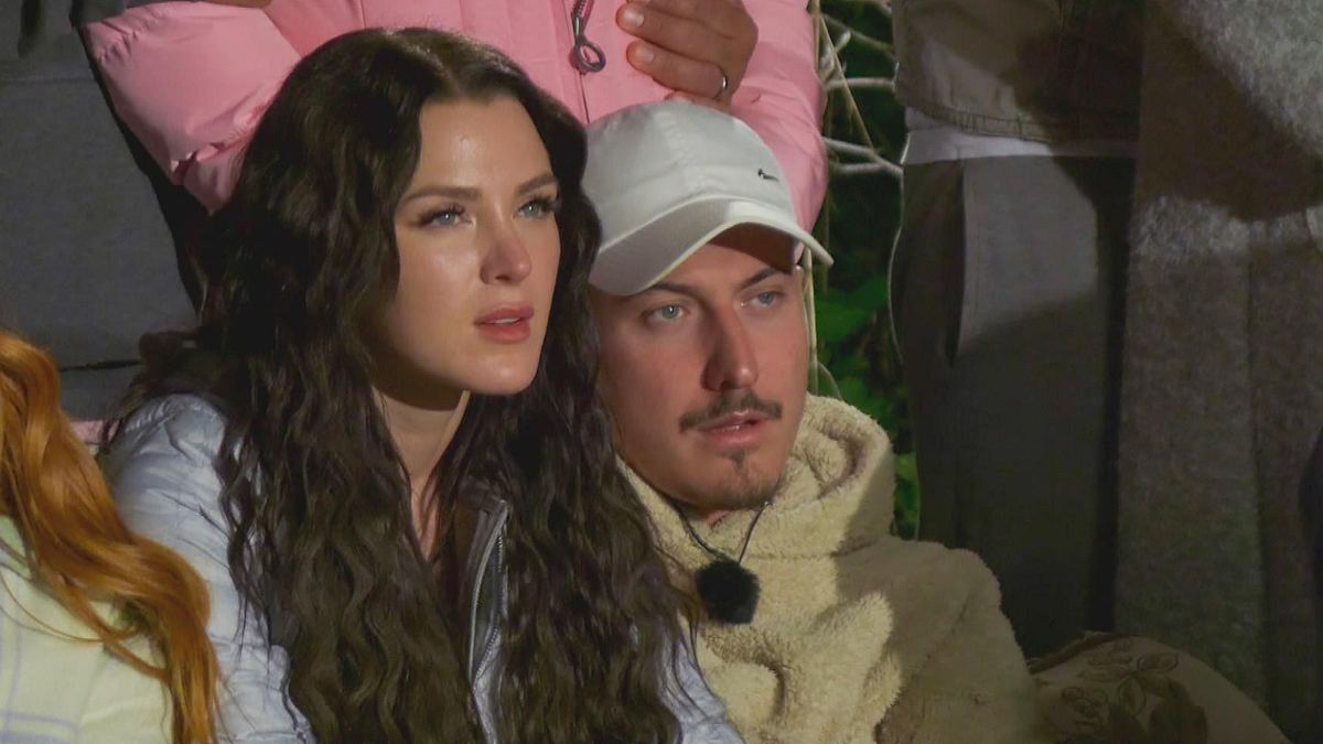 Jennifer Degenhart und Marvin Kleinen schauen verdutzt in dieselbe Richtung
