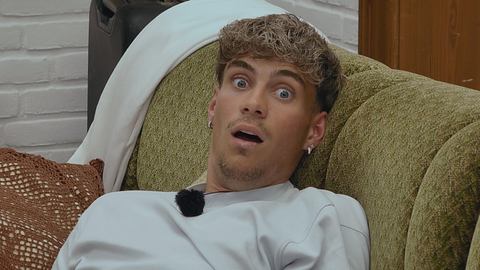Ryan liegt im Sommerhaus der Stars auf der Couch und schaut schockiert Richtung Kamera - Foto: RTL