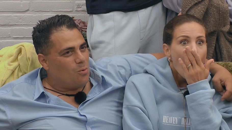 Silva und Stefanie beim Sommerhaus. Er hat seinen linken Arm und sie, sie schaut schockiert und hat die Hand vor dem Mund!