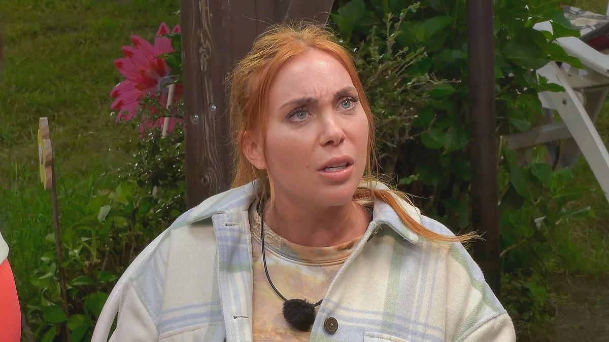 tara im Sommerhaus der Stars Tara schaut skeptisch in die Ferne beim Sommerhaus der Stars