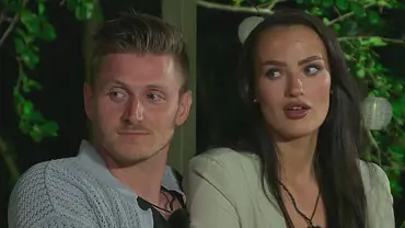 Tommy und Paulina schauen überrascht - Foto: RTL