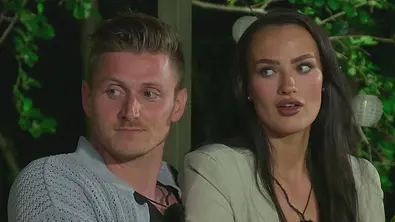 Tommy und Paulina schauen überrascht - Foto: RTL Tommy und Paulina schauen überrascht - Foto: RTL