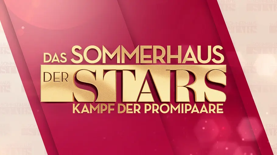 Sommerhaus der Stars Der goldene Schriftzug „Das Sommerhaus der Stars – Kampf der Promipaare“ steht auf einem rot-beigen Hintergrund.